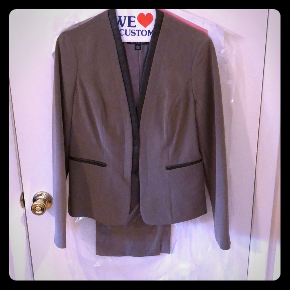 Women’s suit, like new, seldom worn